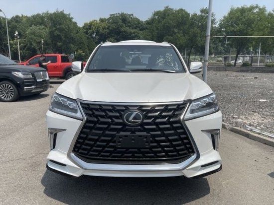 2022款雷克萨斯LX570现车170余万起优惠