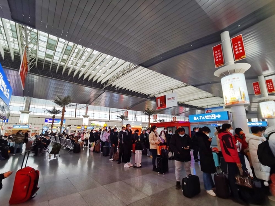 1月7日,旅客在天津站排队候车。新华社记者 刘惟真 摄