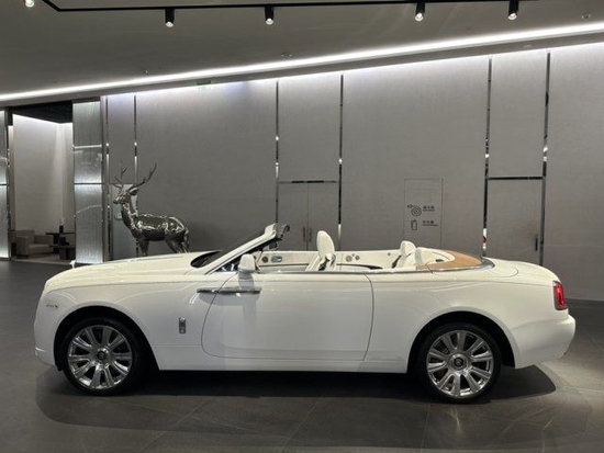 22款曜影白/白 海军蓝 柑橘色746万可提