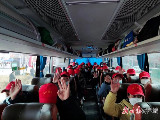 在天津市“春风行动·就业援助”行动协调下,泾川县数百名群众走出家门搭乘专车前往外地务工就业。