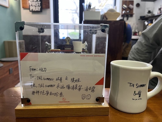 图为“Till Summer Coffee”咖啡店的客人写给店主的卡片。 新华社记者梁姊 摄