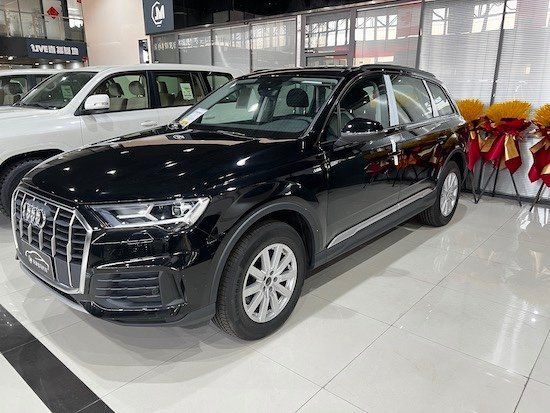 23款奥迪Q7天津港现车最低价格可分期