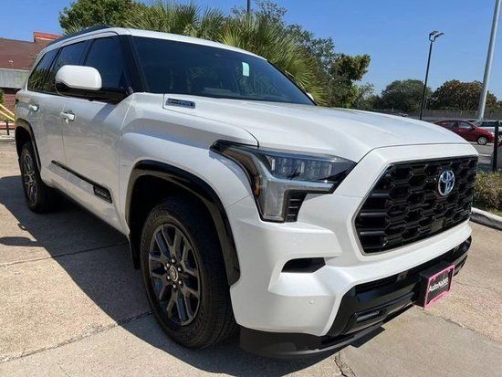 丰田3.5混动红杉90万起全国落户可按揭