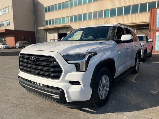 23款丰田红杉铂金版3.5t混动 中配110万