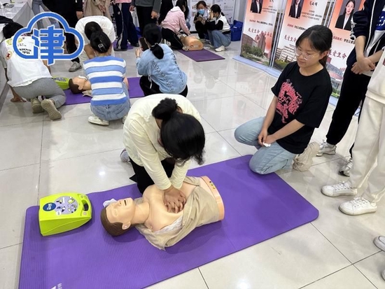 学生们认真训练