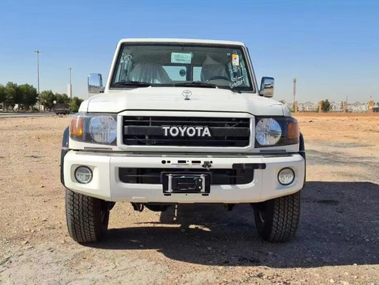 23款丰田酷路泽LC71复古越野车店内促销