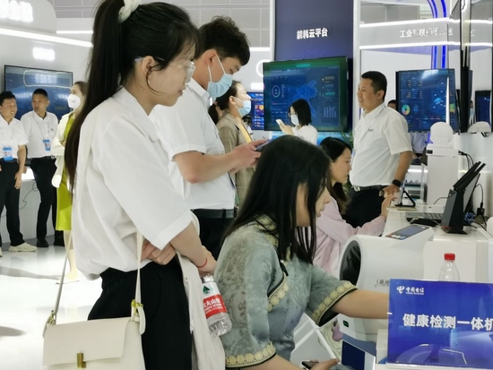 图为观众正在试用健康检测一体机。新华社记者刘惟真　摄