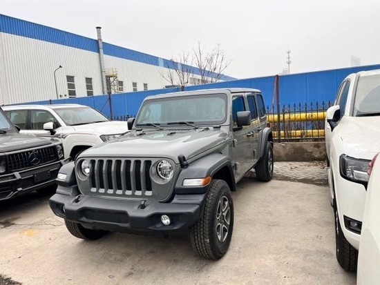 23款牧马人2.0T四门水泥灰现车直降7万