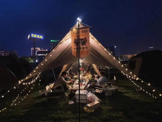 游客在位于西青区中北镇的中天煋河村房车露营公园露营。（受访者供图）