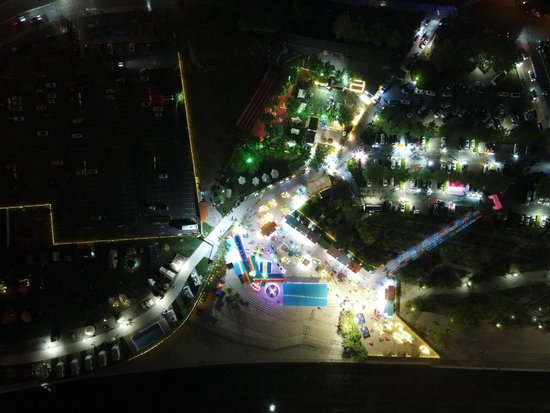 天津市中天煋河村房车露营公园夜景（无人机照片，4月30日摄）。新华社发
