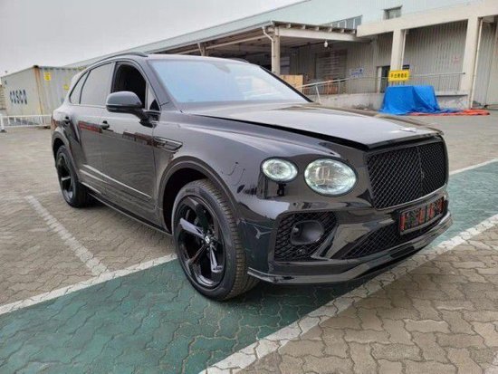 全新宾利添越3.0T油电混合只需225万即可