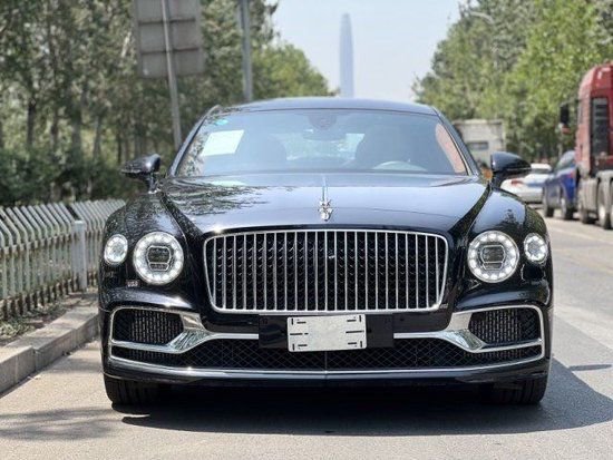 2023款宾利飞驰V8现车售价260万元起售