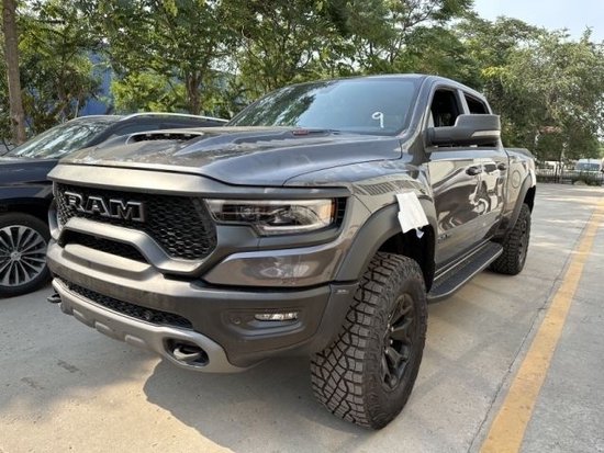 23款道奇霸王龙6.2T现车手续齐80万最低