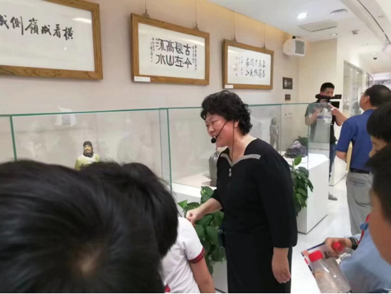 “五老”宣讲团给学生讲解