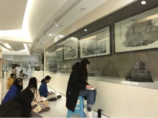 天津师范大学国画系学生在拜石博物馆开展现场教学