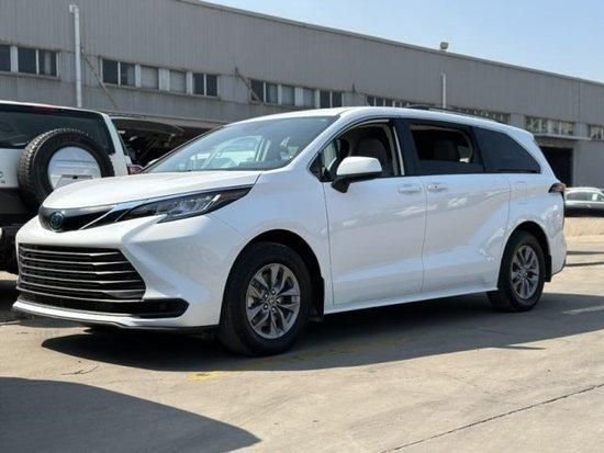 丰田塞纳2.5L油混报价40余万 适合出行