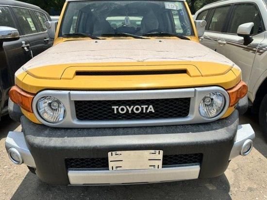 现车时尚而又复古 23款丰田FJ酷路泽4.0