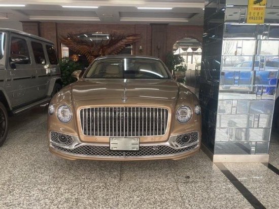 2023款宾利飞驰4.0T五座 金色现车钜惠巨
