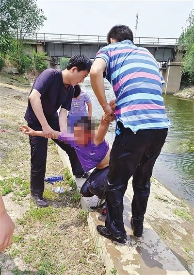 公安西青分局特警支队队员救下落水儿童。