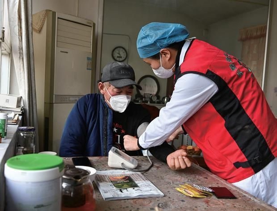 在穿芳峪镇果香峪村,医生为村民进行健康监测
