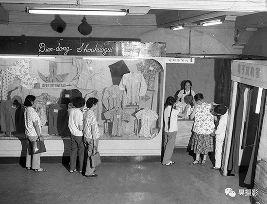 1960年6月,劝业场女衫组的售货员们在用电动售货柜售货。孙顺堂 摄
