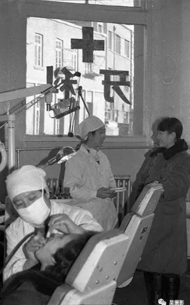 1986年12月,牙齿美容走入人民生活。仇伟军 摄