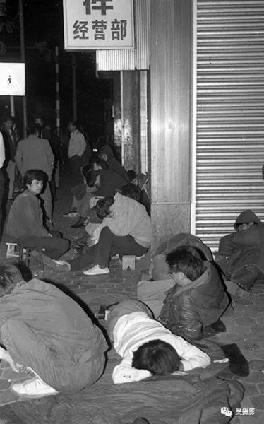 1992年5月,人们为了购买债券露宿排队。王志贵 摄