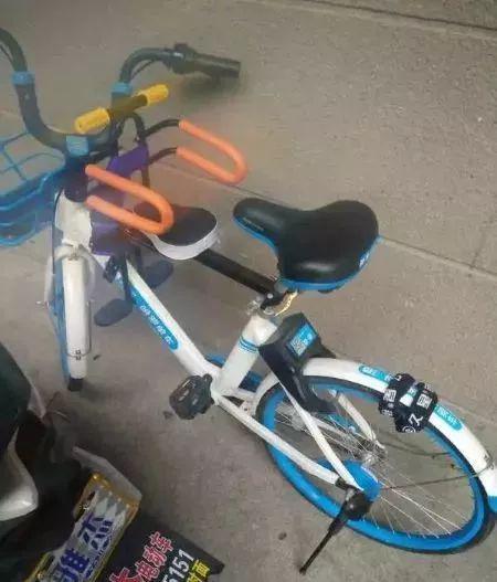 介嘛玩儿?天津竟然有人给共享单车装儿童座椅