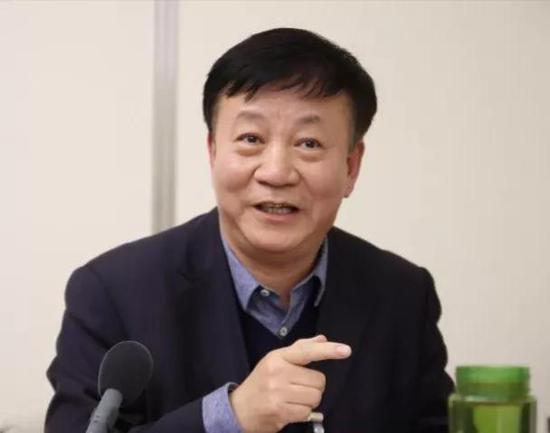 主讲嘉宾刘文伟,正高级工程师。自1993年至2017年曾先后担任天津美伦医药有限公司、天津新丰制药有限公司、天津隆顺榕制药厂、天津中新药业集团有限公司、天津达仁堂制药厂、天津乐仁堂制药厂、天津京万红药业有限公司总经理、厂长职务,现任天津市政府参事、天津社科院特约研究员、天津医药协会副会长。1996年加入中国农工民主党,2002年至2016任天津市河北区主任委员兼任天津市河北区政协副主席,2006至2016年任中国农工民主党中央委员、天津市农工民主党副主任委员。天津市第十三届至十六届人大代表、全国第十二届政协委员。播雅汇私董聚特聘顾问。