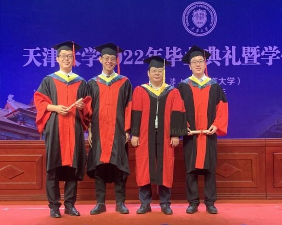 王东坡与学生在毕业典礼上（右二）
