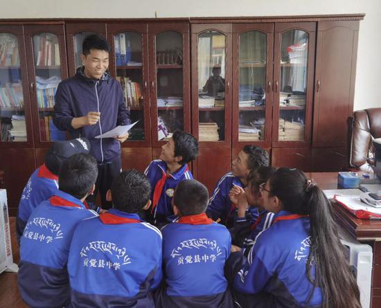 ↑陈洪顺在给学生讲授经典诵读技巧（2020年6月22日摄）。新华社发