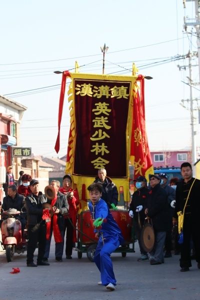 汉沟英武少林会少年在中河头村道路中进行“行会”展演(央广网记者 周思杨 摄)
