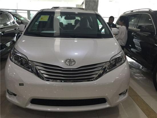 2017款丰田塞纳四驱商务现车充满时尚感