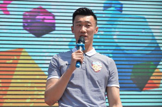 天津权健队员走进学校当教练 张修维遭女粉丝