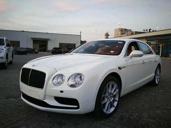 2017款宾利飞驰V8S 复古式设计线条饱满