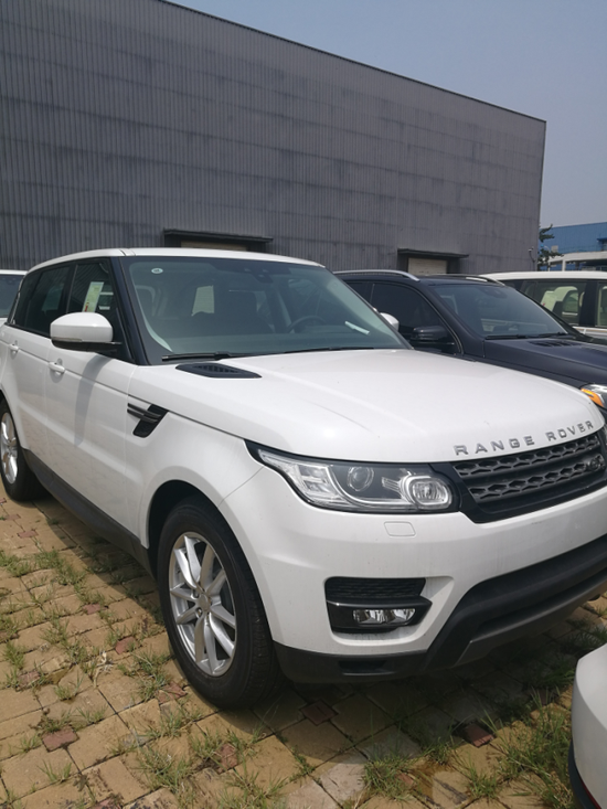 17款路虎揽胜运动 柴油3.0T线条明朗大气