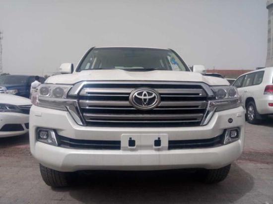 17款丰田酷路泽4000 独行者穿过高山河流