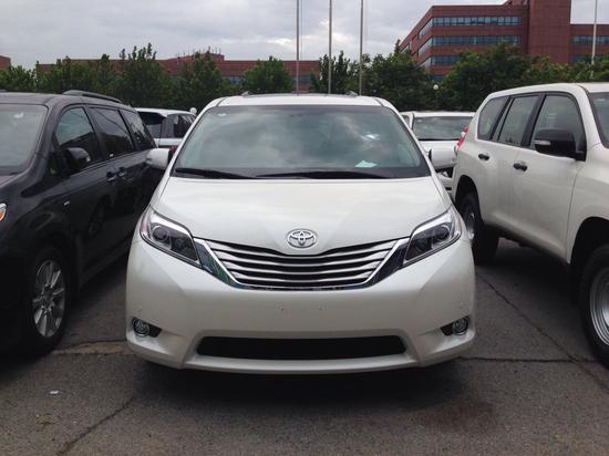 进口丰田塞纳店内大批量现车价格无底价