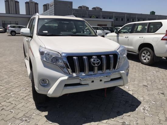 17款丰田霸道2700 现车充足宽敞舒适