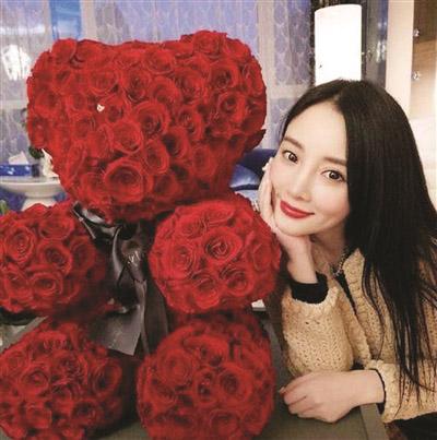 明星李小璐晒出小熊玫瑰花。