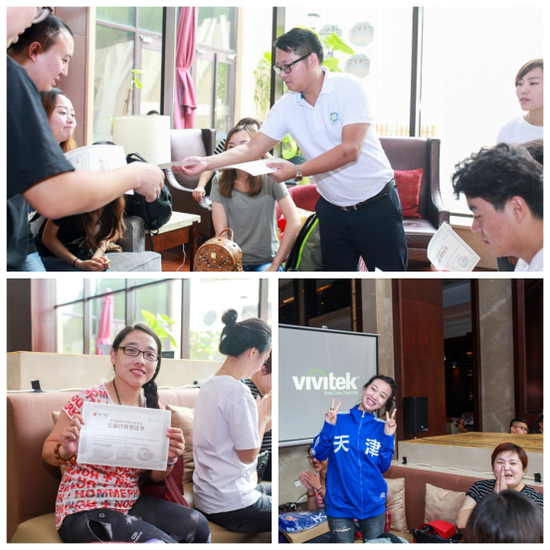 叶总为各位媒体朋友颁发“嫣然天使基金”捐赠荣誉证书