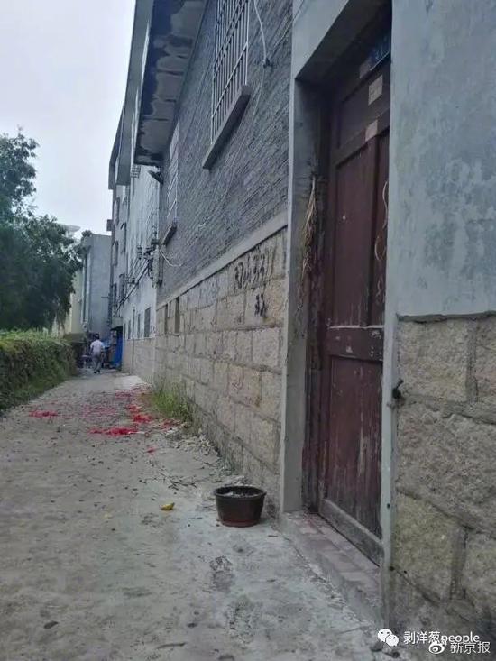 经过简单而仓促的仪式过后,缪家关上大门,不愿再见客。