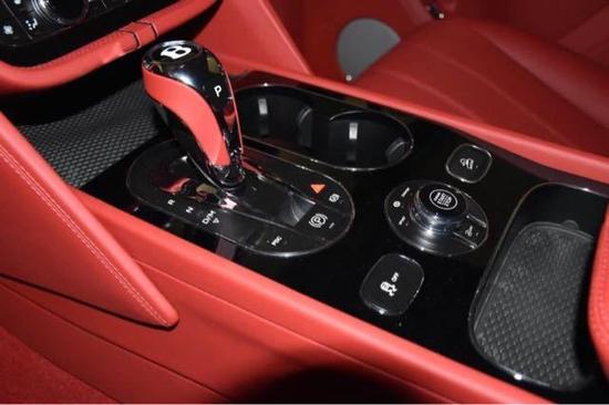 皮质柔软，座椅填充物软硬适中，电动调节、三组记忆、加热通风以及按摩等功能一应俱全