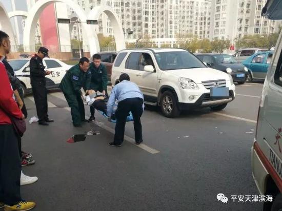 “当时女子倒地不起,小便失禁。肇事司机一时紧张,只拨打了120急救电话。”新区公安局经保支队民警刘学文说。