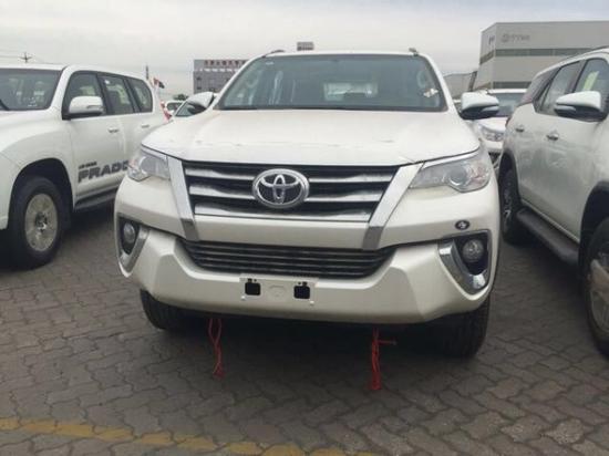 17款丰田穿越者车厢内以柔和颜色作主调