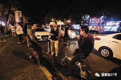 ▲2015年9月25日,簋街某饭店门前,三名代驾在聊天(图文无关)。 新京报记者彭子阳 摄
