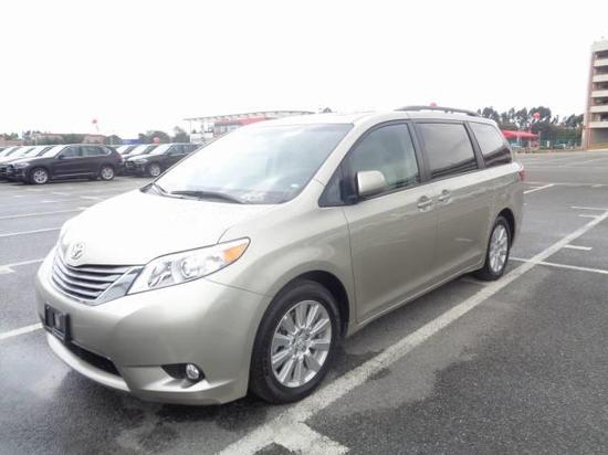 丰田塞纳XLE两驱墨版报价 3.5L商务车