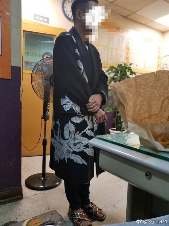 偷拍者 微博@公元1874图