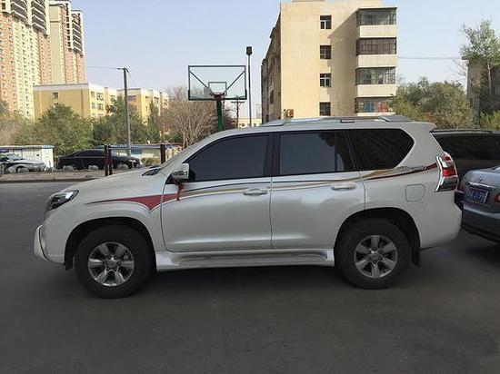 中东版霸道2700翻山越岭 格外显眼