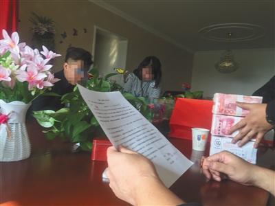 昨日,北文雅轩公司退还孙林(化名)30万余元购钱币款。
